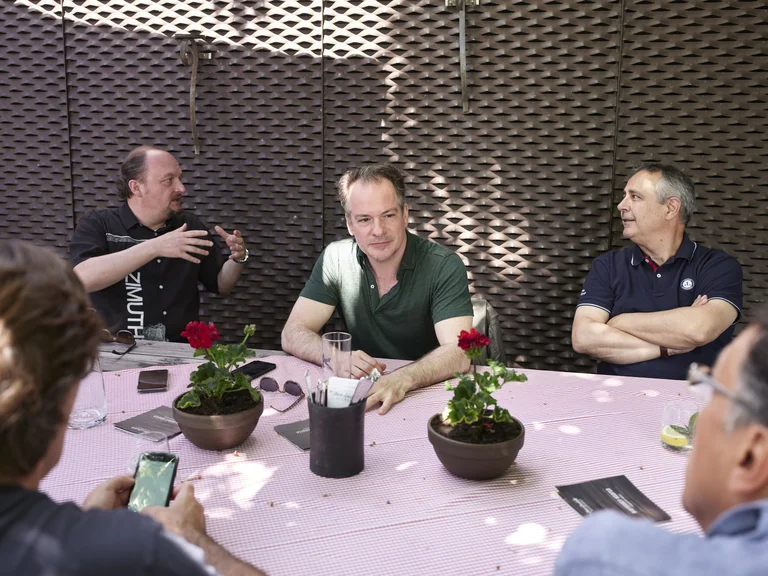 In Neumarkt fragt man sich: Essen gehen im Unteren, Mittleren oder Oberen Ganskeller? Für den zuletzt genannten haben sich Flötist Emmanuel Pahud (M.) und befreundete Musiker entschieden.