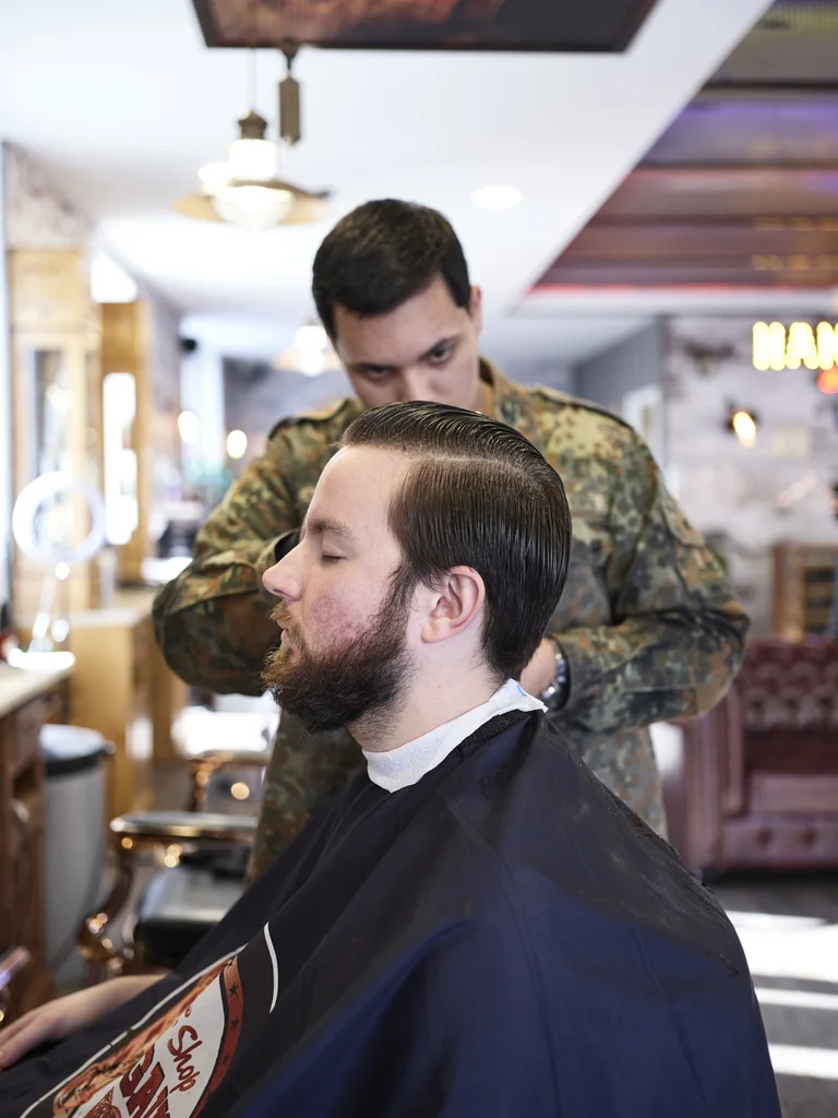 Wenn der Terminkalender kaum Pausen kennt, muss der Friseurbesuch während der Konzertreise stattfinden – ein kurzer Moment der Ruhe für Violinist Florian Schötz vom Goldmund Quartett.