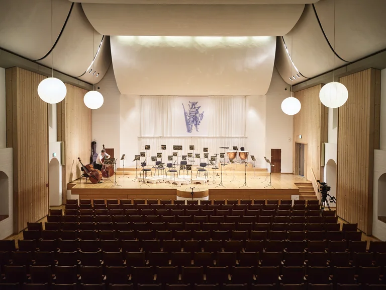 Verantwortlich für die legendäre Akustik des Saals: die Firma Müller-BBM. Das Unternehmen ist weltweit tätig und hat unter anderem auch Häuser wie das Mariinsky-II-Theater, die Qingdao Concert Hall oder das Festspielhaus Baden-Baden betreut.