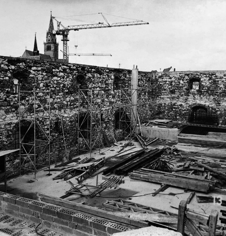 Nachdem 1976 der Wiederaufbau endgültig beschlossen wurde, begannen 1978 die Bauarbeiten am Reitstadel.