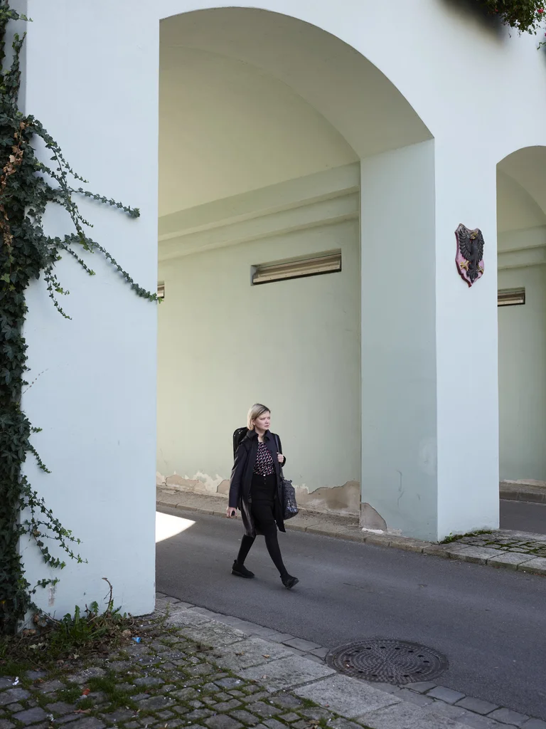 Ein zentraler Weg in der Neumarkter Innenstadt führt durch das Untere Tor, das hier Violinistin Alina Ibragimova durchschreitet.