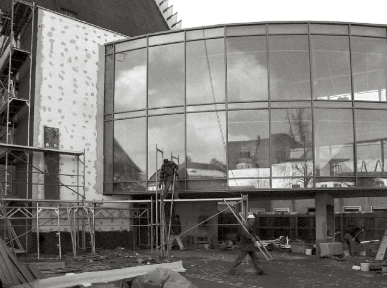 2001 wurde der Reitstadel um einen modernen Glasanbau erweitert, der vier komfortable Künstlergarderoben beherbergt.