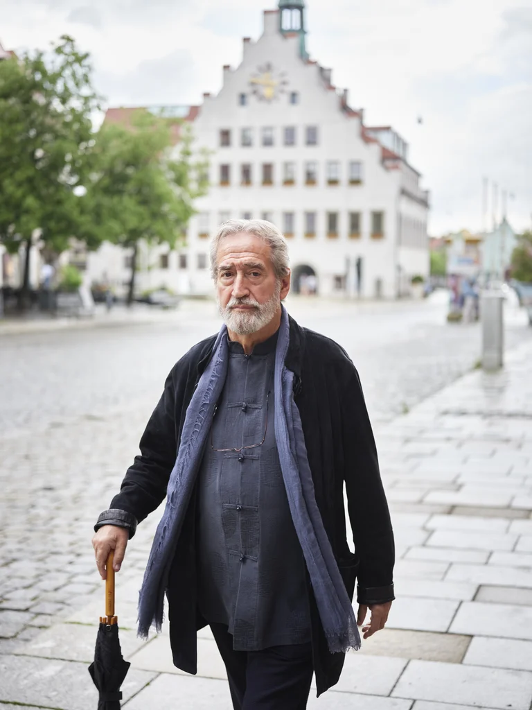 Rund um das Rathaus befinden sich viele Geschäfte, die zum Flanieren einladen. Diese Gelegenheit nutzt auch Gambist Jordi Savall vor seinem Auftritt.