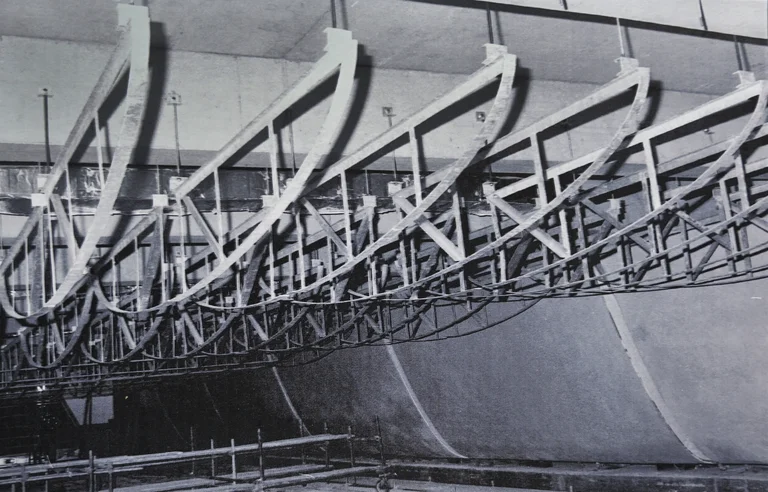 Die Konstruktion unter der geschwungenen Decke des Konzertsaals trägt zur außergewöhnlichen Akustik des Raumes bei und lässt ihn größer erscheinen.