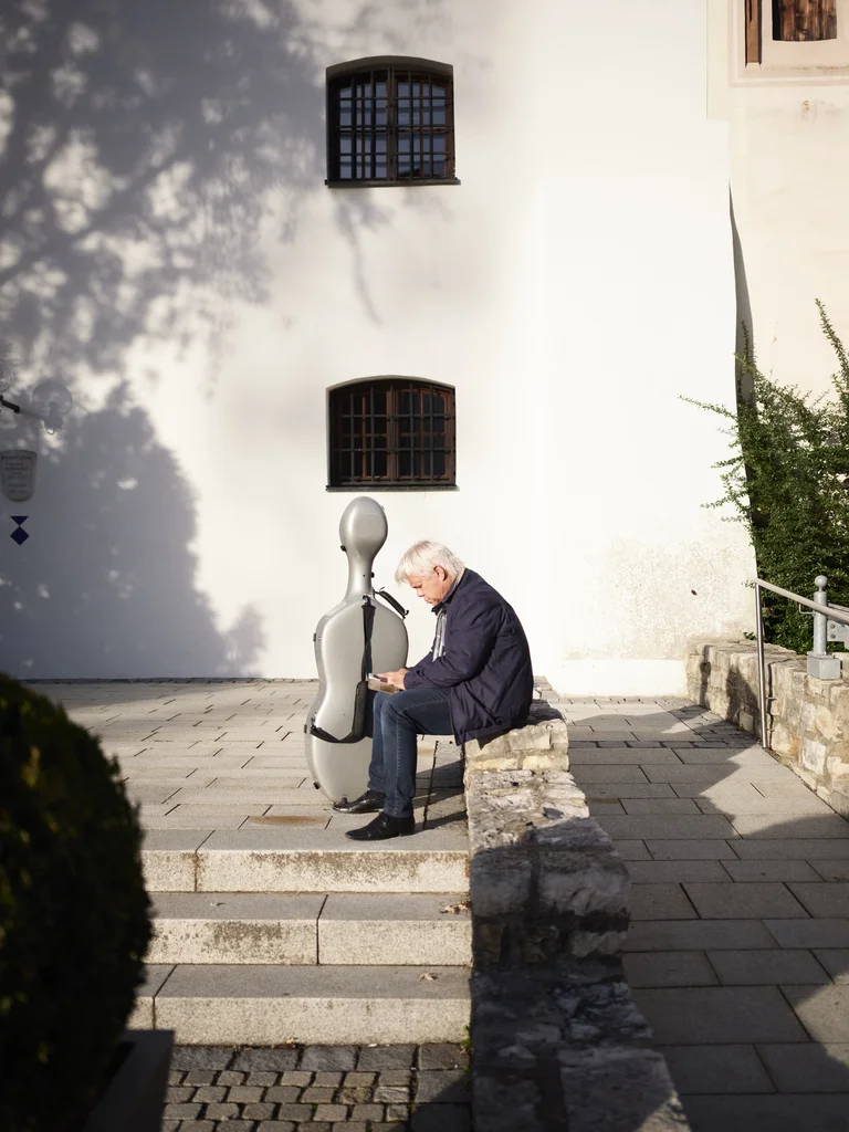 Zwischen Generalprobe und Konzert: Der Residenzplatz bietet die ein oder andere Sitzgelegenheit zum Entspannen, so auch für Cellist Clemens Hagen vom Hagen Quartett.
