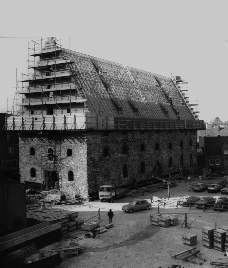 Wiederaufbau von 1978 bis 1981: Nach den Plänen des Architekten Prof. Dipl. Ing. Karl Habermann entstand im EG das Foyer mit Ausstellungsraum, im OG der Konzertsaal.