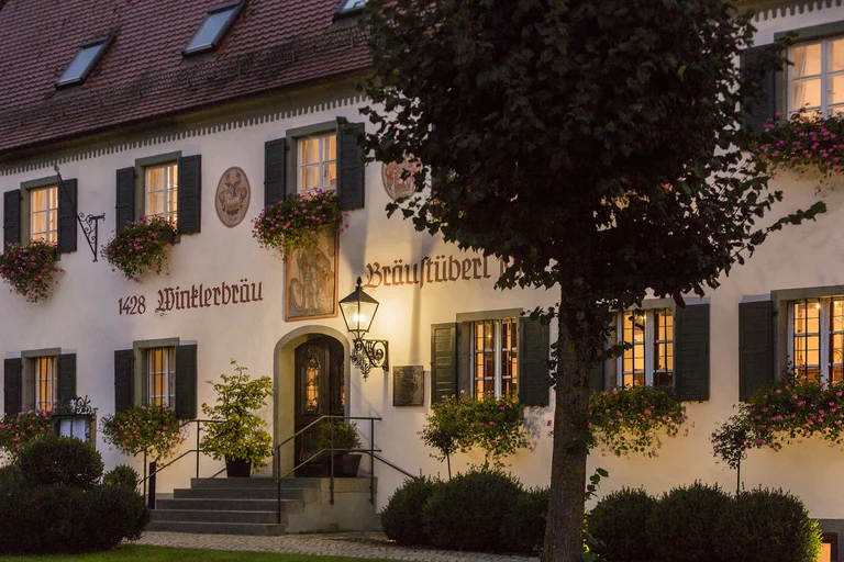 Außenansicht bei Nacht vom Hotel Winkler