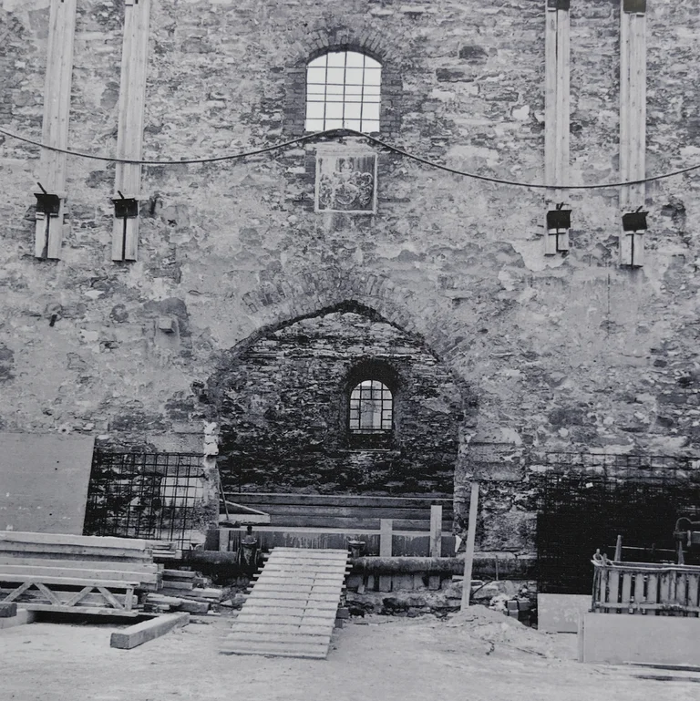Die Kalksteinwappentafel, die heute den Publikumseingang ziert, diente während der Diskussion um Abriss oder Wiederaufbau dazu, die historische Bedeutung des Gebäudes zu unterstreichen.