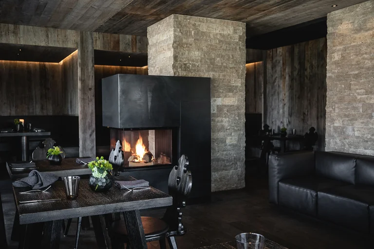 Innenansicht vom Landgasthof Meier mit Tischen und Kamin