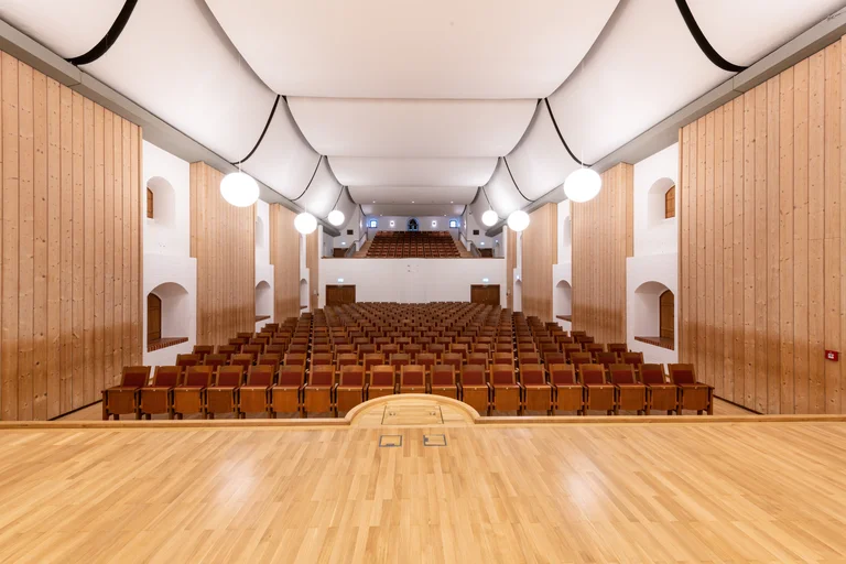 Der Konzertsaal wurde 2012 zusätzlich mit einem Hightech-Akustikvorhang ausgestattet, 2023 wurden Parkett und Bestuhlung renoviert, ebenfalls unter der fachlichen Betreuung von Müller-BBM. Damit ist die Sanierung des Reitstadels erfolgreich abgeschlossen.