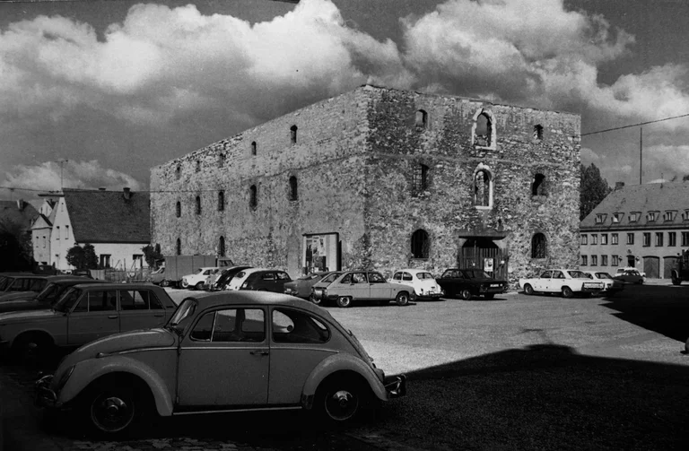Ursprünglich lautete die Entscheidung des Stadtrats: Mauerreste abreißen und stattdessen Parkplätze errichten.