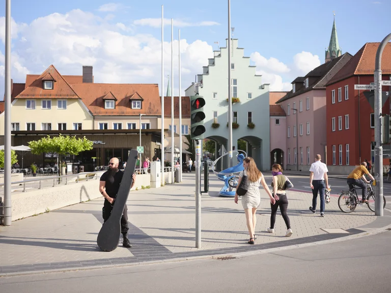 Wer mit solch einem besonderen Instrument unterwegs ist, zieht neugierige Blicke auf sich: Theorbespieler Fernando Olivas vom La Folia Barockorchester.