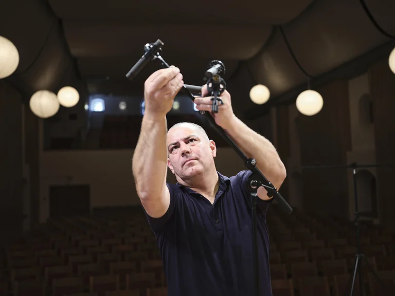 Der Toningenieur bereitet die Mikros für die Aufnahmen vor.