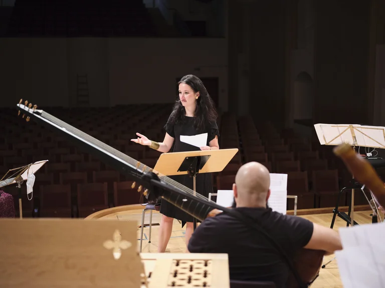 Mit Sopranistin Anna Prohaska probt das Orchester für ihre gemeinsame CD »Celebration of Life in Death«, auf der sie Stücke vom Mittelalter bis heute präsentieren.