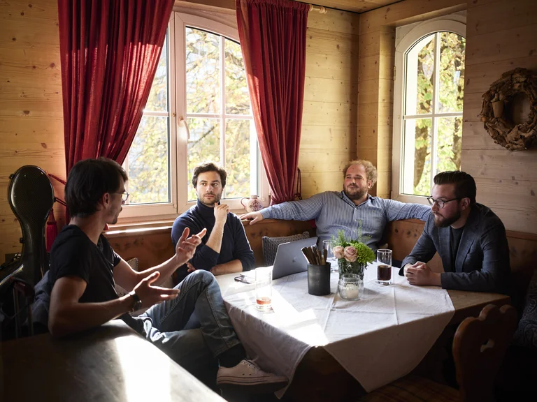 Das Goldmund Quartett genießt eine Pause im Oberen Ganskeller – ein kurzer Zwischenstopp vor dem anstehenden Konzert im Reitstadel.