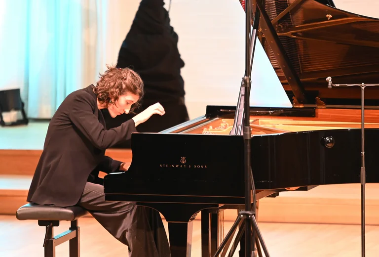 Das Konzert mit Nathalia Milstein wird am 16. Mai um 15.05 Uhr auf BR-KLASSIK übertragen („on stage“).