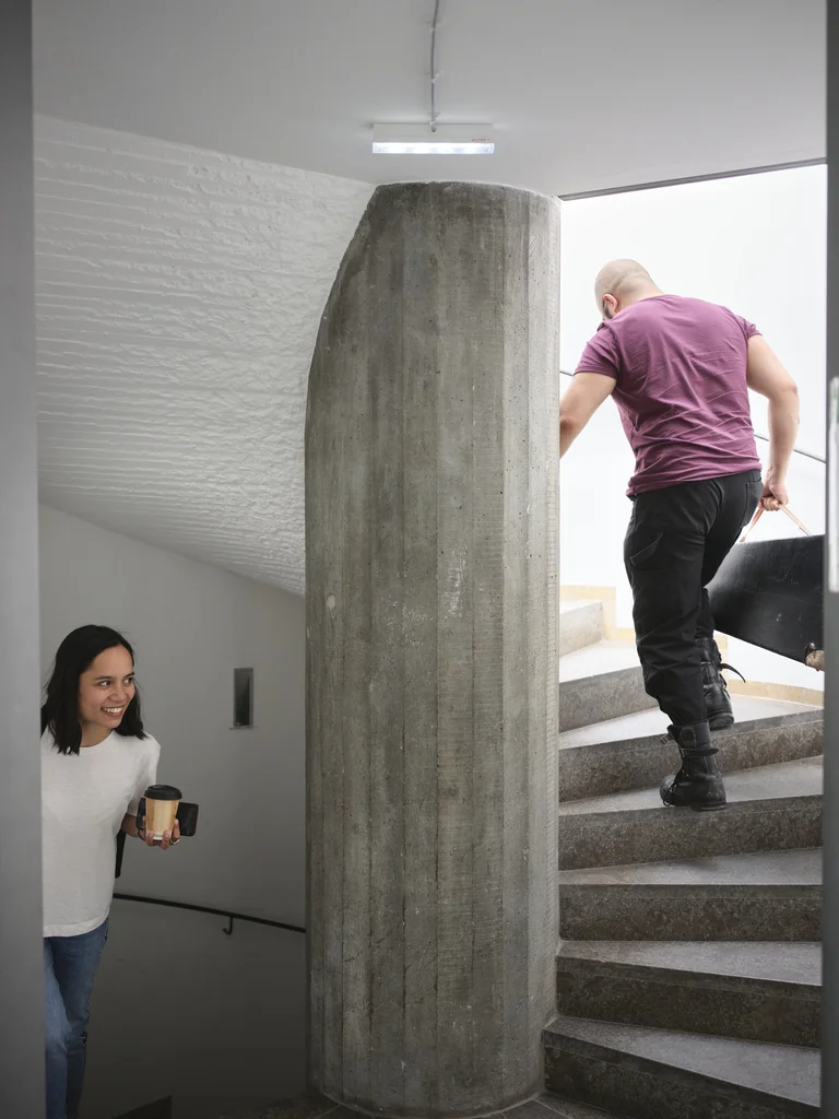 Im Anbau des Historischen Reitstadels. Die Musiker des La Folia Barockorchesters gehen die Treppe hoch auf dem Weg zum Konzertsaal.