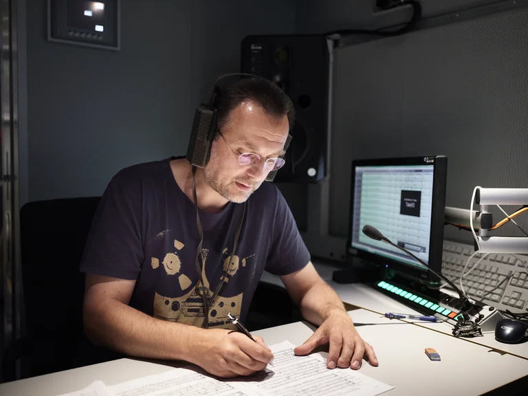 Tonmeister Johannes Müller bei Aufnahmen im Ü-Wagen