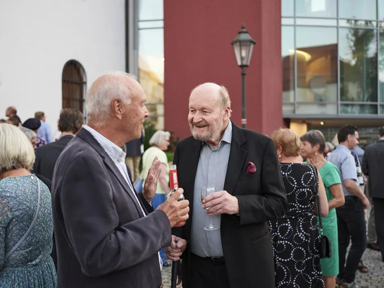 Immer im engagierten Dialog für die Förderung der Kunst. Vereinsgründer Ernst-Herbert Pfleiderer
