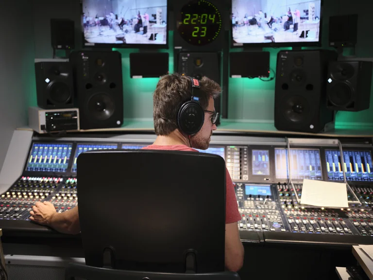 Tontechniker im Übertragungswagen des Bayerischen Rundfunks vor dem Reitstadel, während Anna Prohaska und das La Folia Barockorchester ihre CD einspielen.