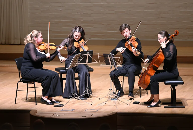 »… Alle vier musizierten auf gleicher Augenhöhe, sie wechselten in seismografisch sensiblem Einverständnis zwischen intro- und extrovertiertem Spiel …«