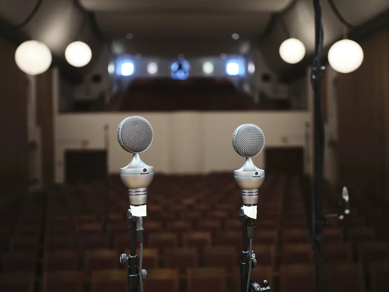 Dass Künstler und Techniker sich auf die Reise in die Oberpfalz machen, um Musikalben aufzunehmen, hat mit dem »Neumarkter Wunder« zu tun, genauer gesagt: mit der Akustik des Konzertsaals.